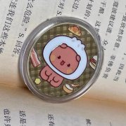 出一二布布纪念章各一个，几乎全新