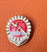 从老爸抽屉里找出来的，3枚纪念章，要的联系